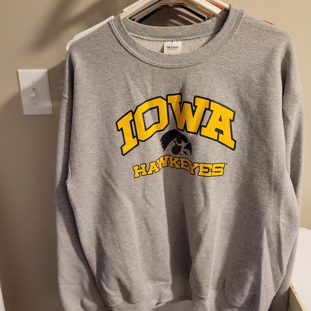 Crewneck Iowa Hawkeye sweatshirt, size medium